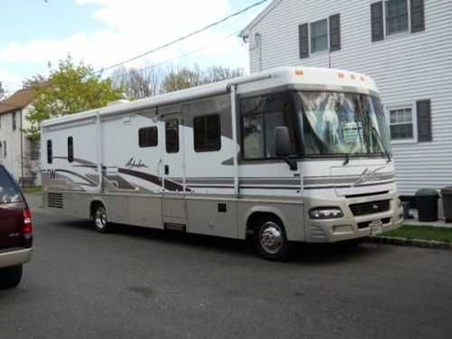 2003 Winnebago Industries Adventurer Photo