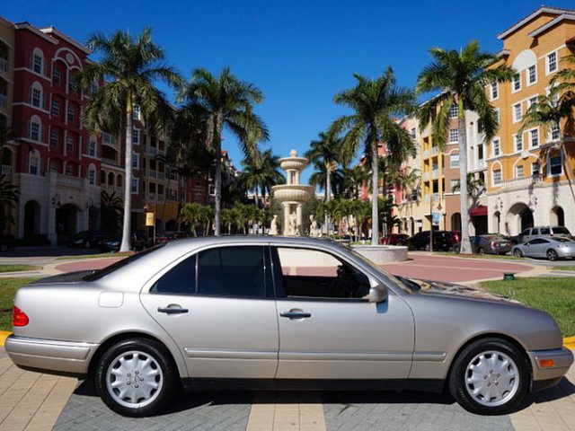 1999 Mercedes-Benz 300TD Photo